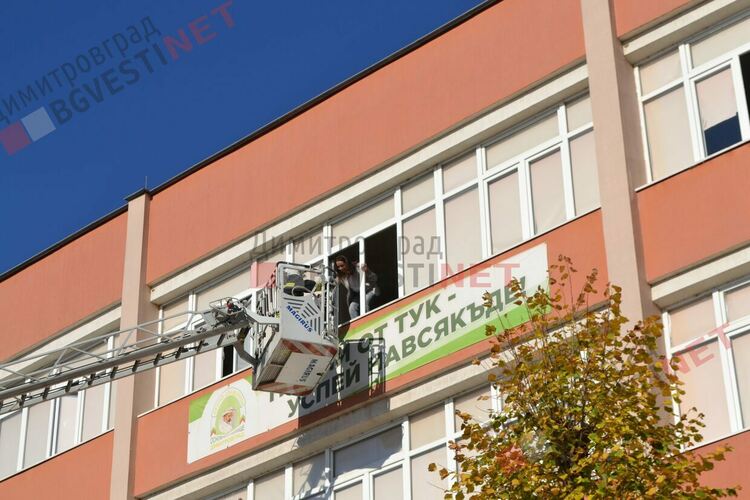 "Спасиха" директорка на училище през прозореца на 4-ия етаж по време на учебна евакуация в Димитровград