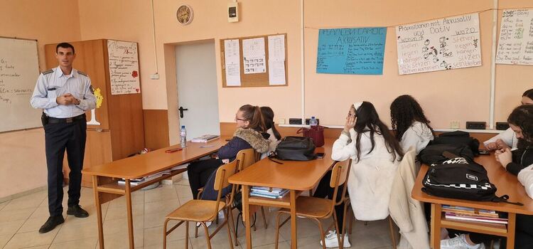 Пътни полицаи разговаряха с ученици за безопасното движение по пътищата
