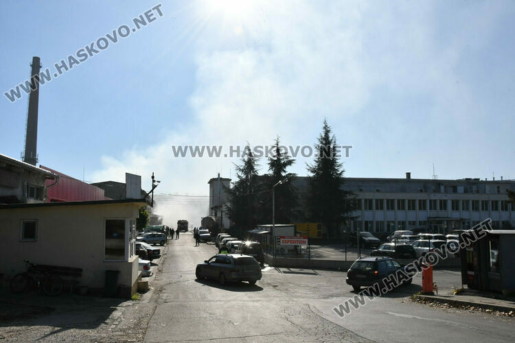 Овладяха голям пожар в бившия завод „Млада гвардия“ в Хасково