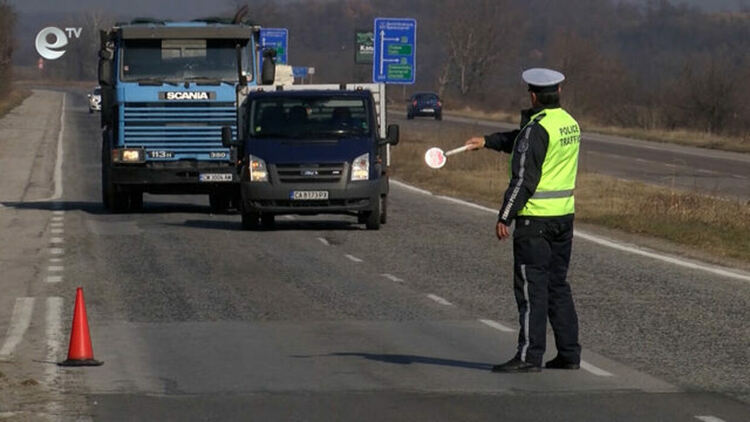 Хванаха мъж с наркотици и дрогиран шофьор на камион