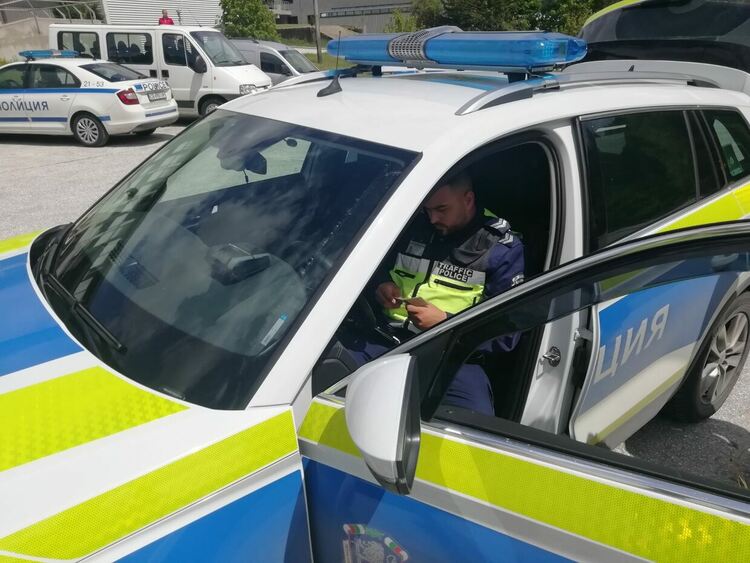 Челен сблъсък между два автомобила в село Бостина, двама пострадали леко