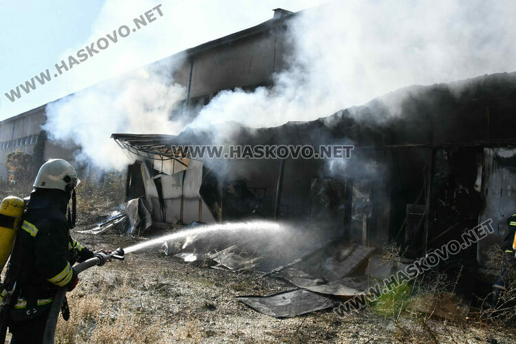 Овладяха голям пожар в бившия завод „Млада гвардия“ в Хасково