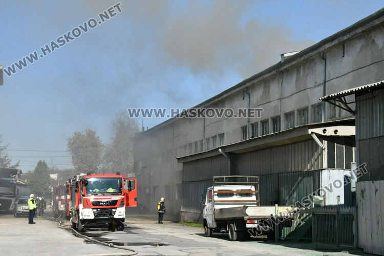 Овладяха голям пожар в бившия завод „Млада гвардия“ в Хасково