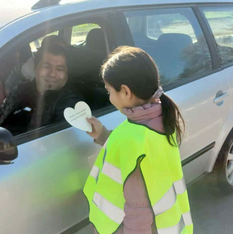 Деца изненадаха водачи с интересни послания