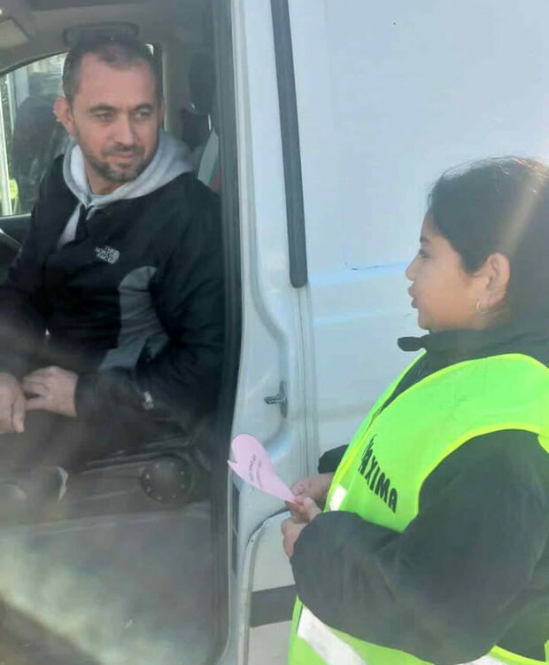 Деца изненадаха водачи с интересни послания