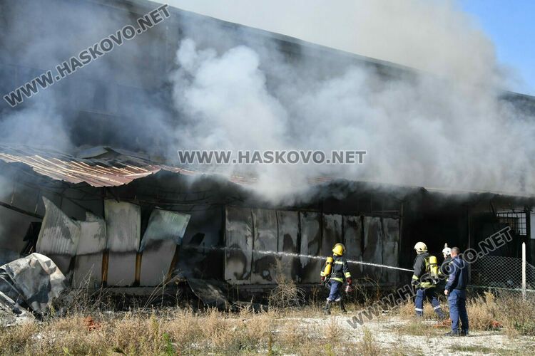 Овладяха голям пожар в бившия завод „Млада гвардия“ в Хасково