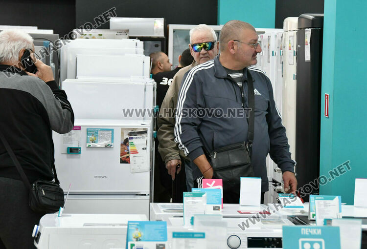 Черният петък дойде в големите вериги за техника в Хасково, ще продължи и в понеделник 