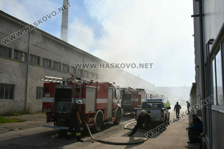 Овладяха голям пожар в бившия завод „Млада гвардия“ в Хасково