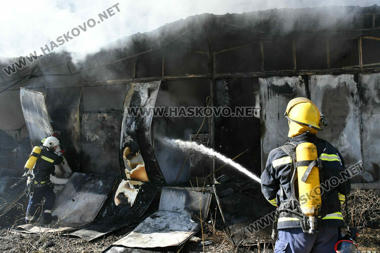 Овладяха голям пожар в бившия завод „Млада гвардия“ в Хасково