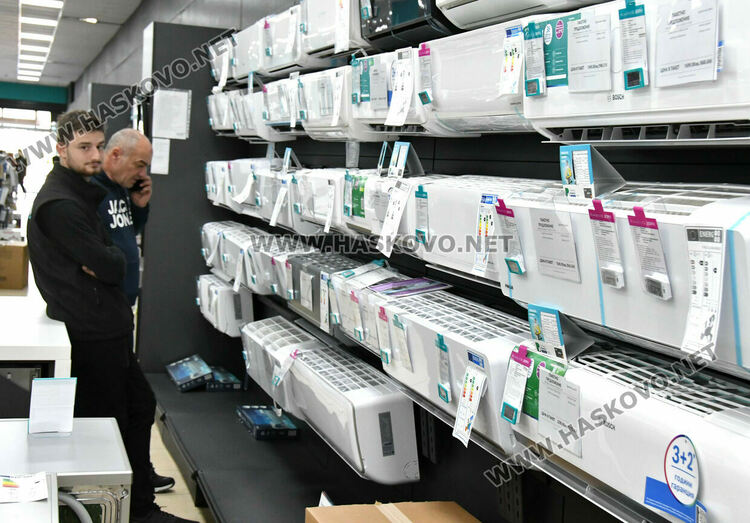 Черният петък дойде в големите вериги за техника в Хасково, ще продължи и в понеделник 