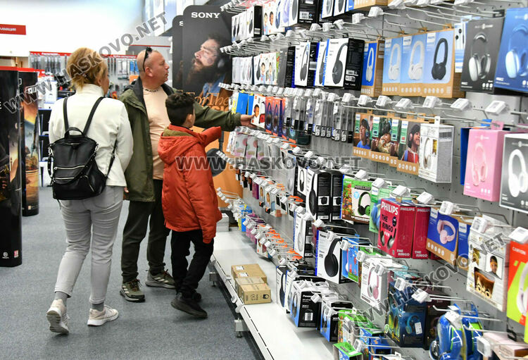 Черният петък дойде в големите вериги за техника в Хасково, ще продължи и в понеделник 