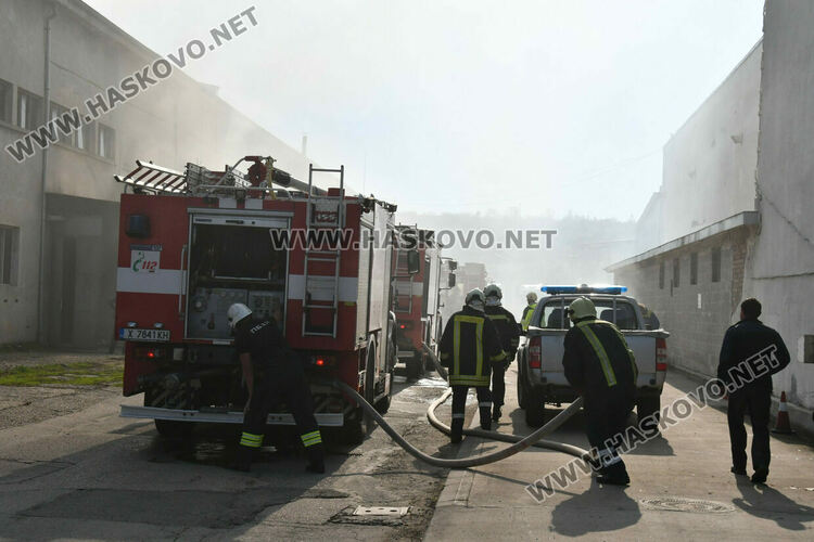 Овладяха голям пожар в бившия завод „Млада гвардия“ в Хасково