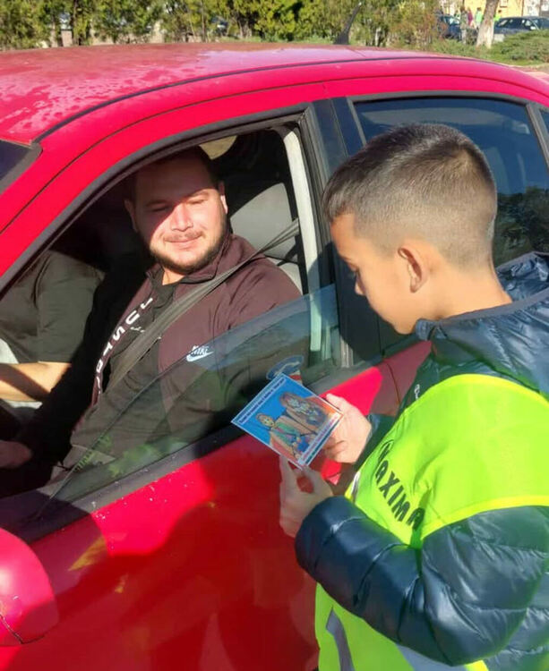 Деца изненадаха водачи с интересни послания