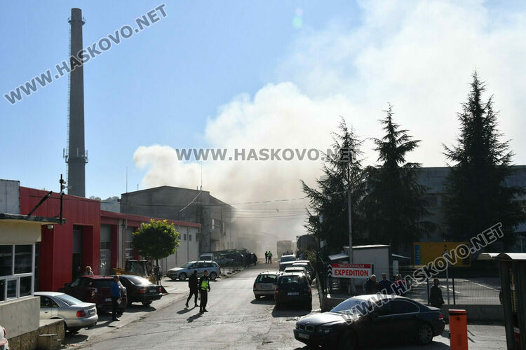 Овладяха голям пожар в бившия завод „Млада гвардия“ в Хасково