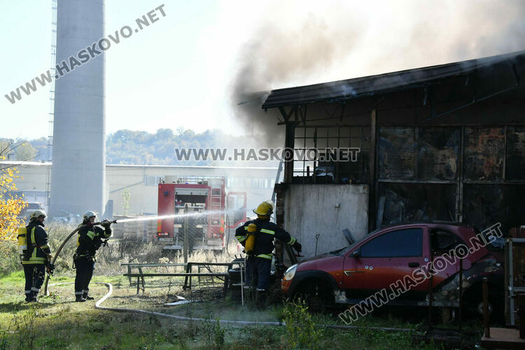 Овладяха голям пожар в бившия завод „Млада гвардия“ в Хасково