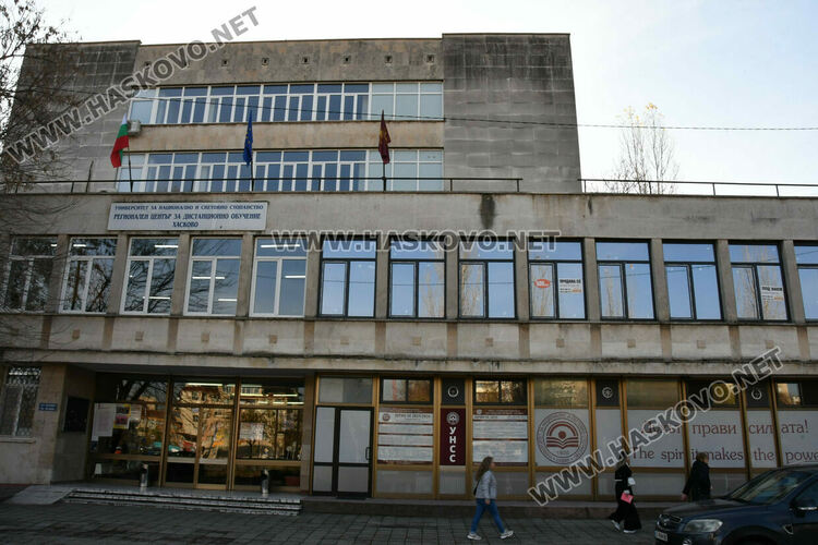 169 студенти от филиала на УНСС в Хасково тържествено получиха дипломите си