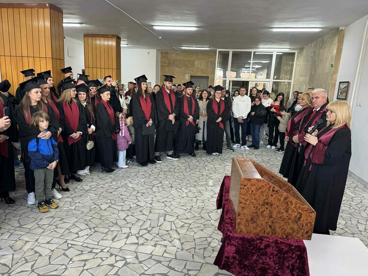 169 студенти от филиала на УНСС в Хасково тържествено получиха дипломите си