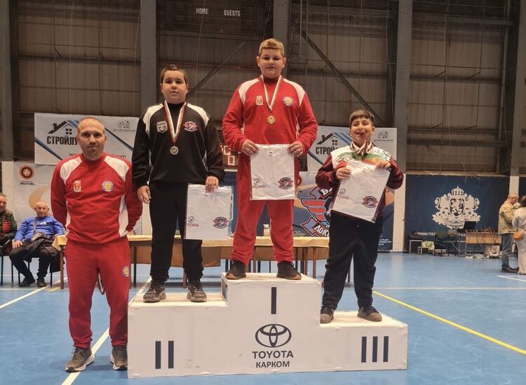 Класиците от Хасково с поредни успехи на тепиха