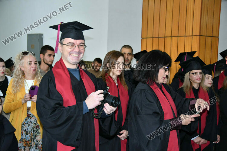 169 студенти от филиала на УНСС в Хасково тържествено получиха дипломите си