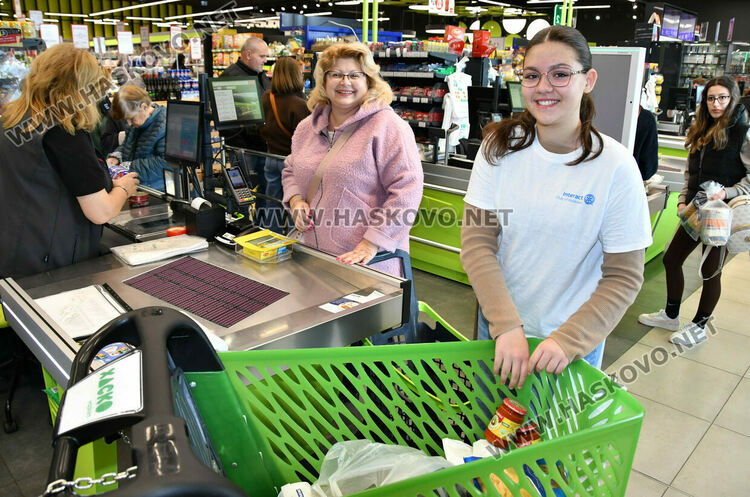 Огромна съпричасност към акция „Купи и дари! Споделена трапеза!" в магазин „Хаско маркет“ в Хасково