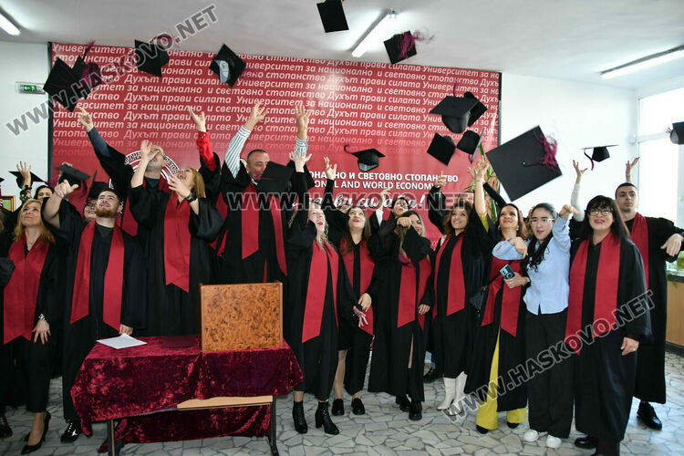 169 студенти от филиала на УНСС в Хасково тържествено получиха дипломите си