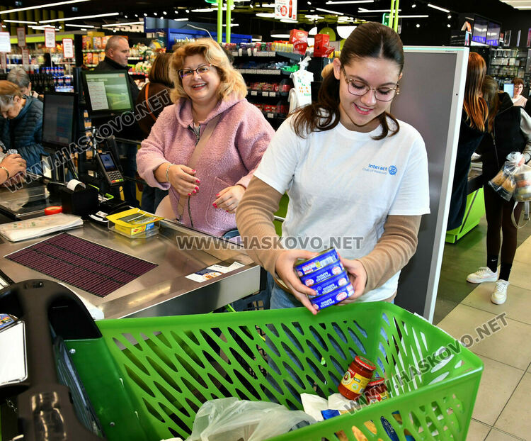 Огромна съпричасност към акция „Купи и дари! Споделена трапеза!" в магазин „Хаско маркет“ в Хасково