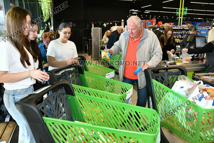 Огромна съпричасност към акция „Купи и дари! Споделена трапеза!" в магазин „Хаско маркет“ в Хасково