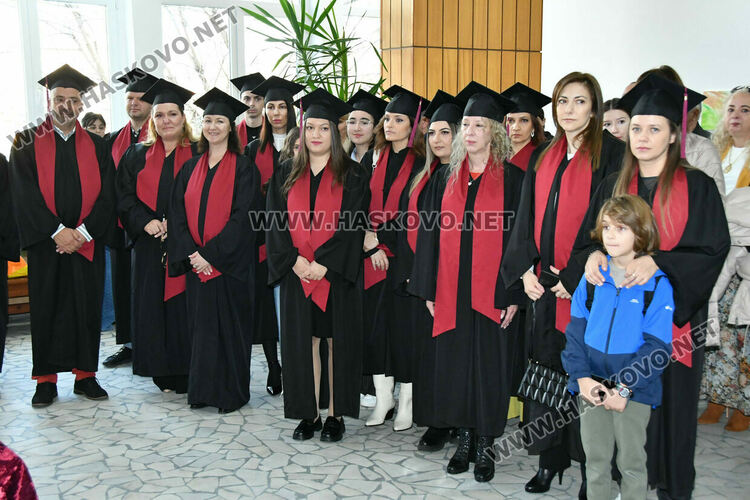 169 студенти от филиала на УНСС в Хасково тържествено получиха дипломите си