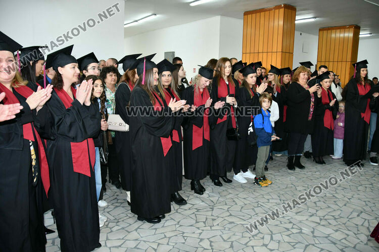 169 студенти от филиала на УНСС в Хасково тържествено получиха дипломите си