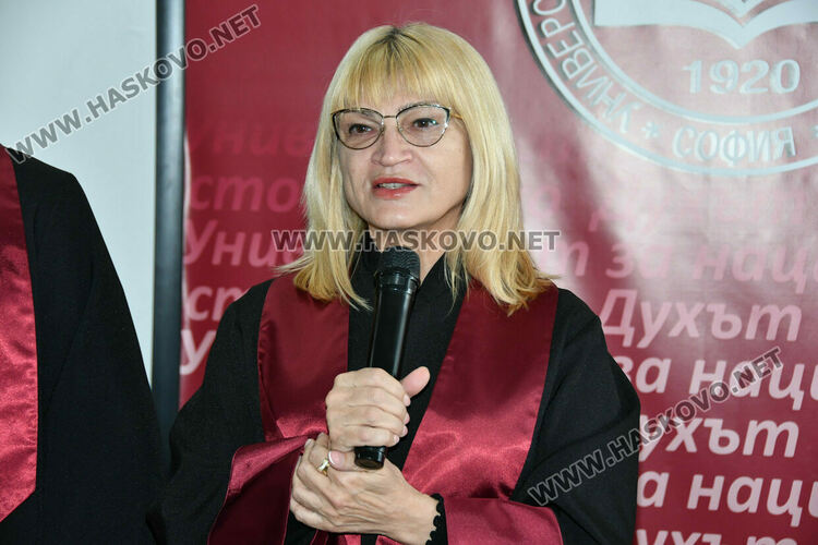 169 студенти от филиала на УНСС в Хасково тържествено получиха дипломите си