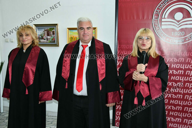 169 студенти от филиала на УНСС в Хасково тържествено получиха дипломите си