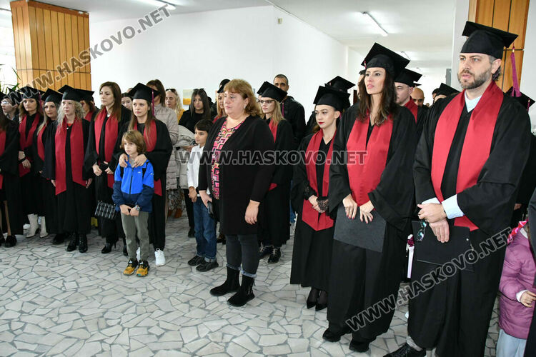 169 студенти от филиала на УНСС в Хасково тържествено получиха дипломите си