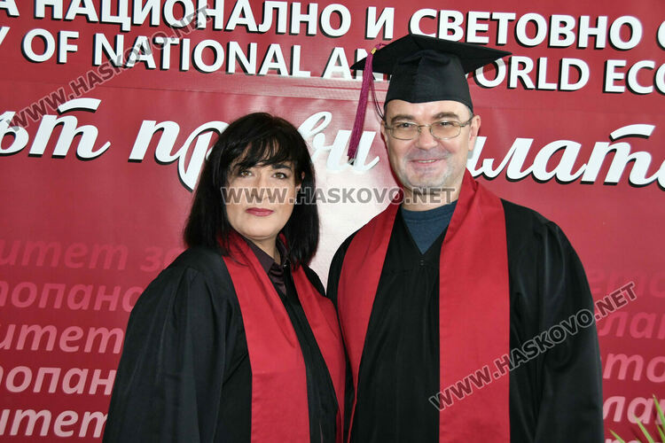 169 студенти от филиала на УНСС в Хасково тържествено получиха дипломите си