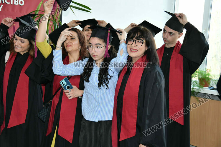 169 студенти от филиала на УНСС в Хасково тържествено получиха дипломите си