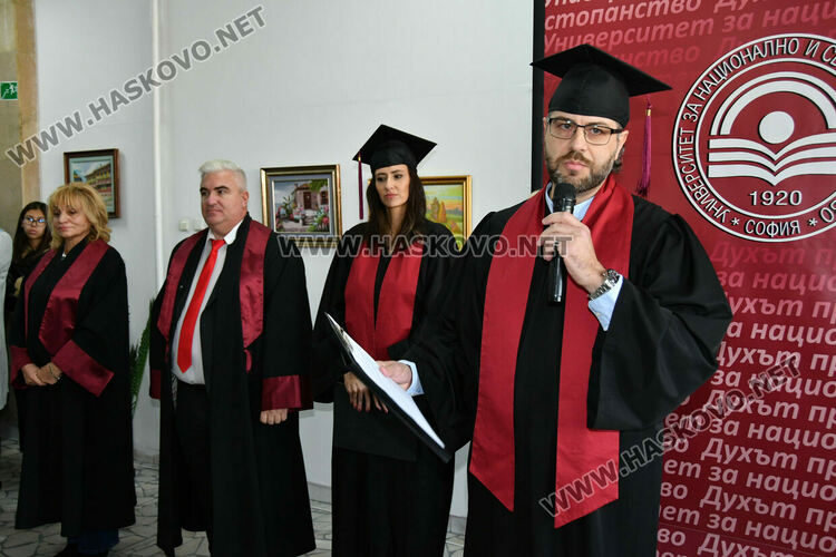 169 студенти от филиала на УНСС в Хасково тържествено получиха дипломите си
