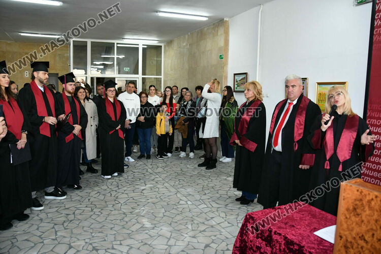 169 студенти от филиала на УНСС в Хасково тържествено получиха дипломите си