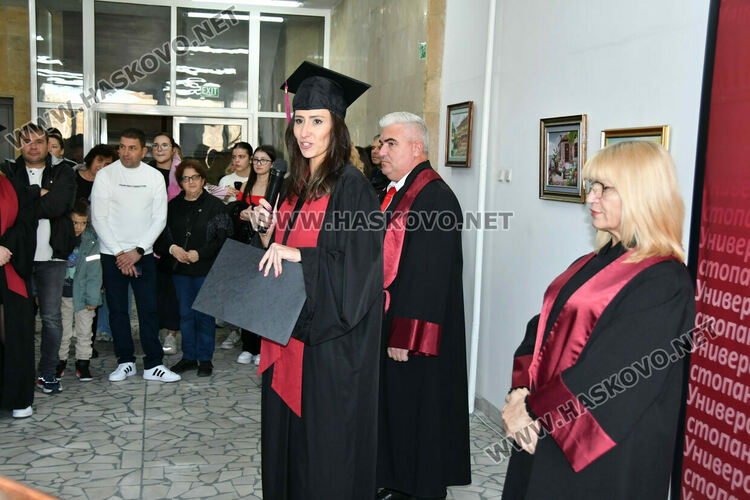 169 студенти от филиала на УНСС в Хасково тържествено получиха дипломите си
