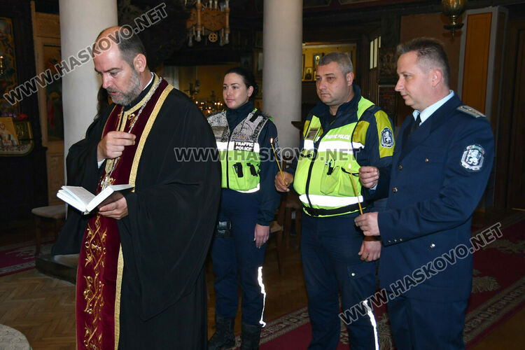 Отслужиха панихида в памет на жертвите на пътя в храм „Св. арх. Михаил и Гавраил“ в Хасково