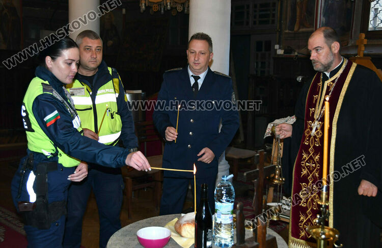 Отслужиха панихида в памет на жертвите на пътя в храм „Св. арх. Михаил и Гавраил“ в Хасково