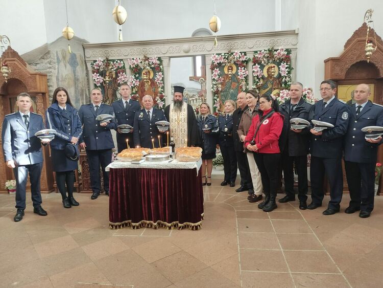 Ученици и ръководни служители от ГД „Национална полиция“ почетоха в Кърджали паметта на загиналите в пътнотранспортни произшествия