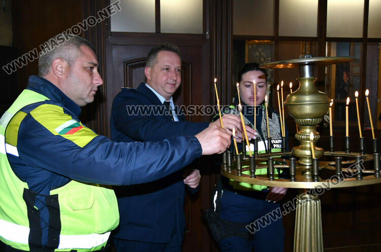 Отслужиха панихида в памет на жертвите на пътя в храм „Св. арх. Михаил и Гавраил“ в Хасково