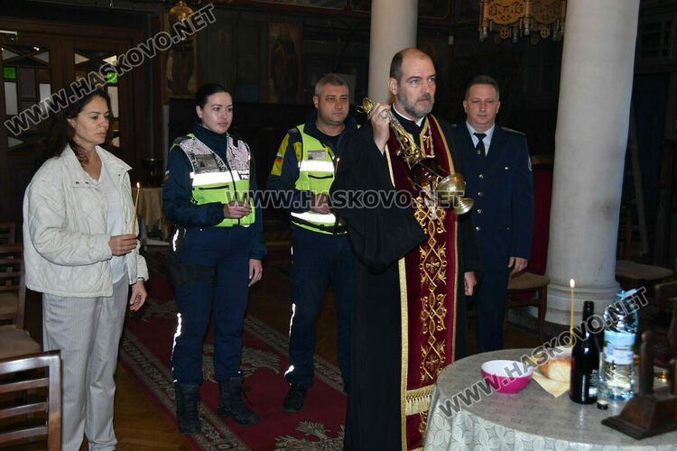 Отслужиха панихида в памет на жертвите на пътя в храм „Св. арх. Михаил и Гавраил“ в Хасково