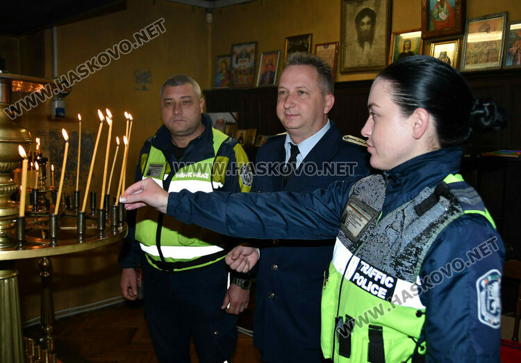 Отслужиха панихида в памет на жертвите на пътя в храм „Св. арх. Михаил и Гавраил“ в Хасково