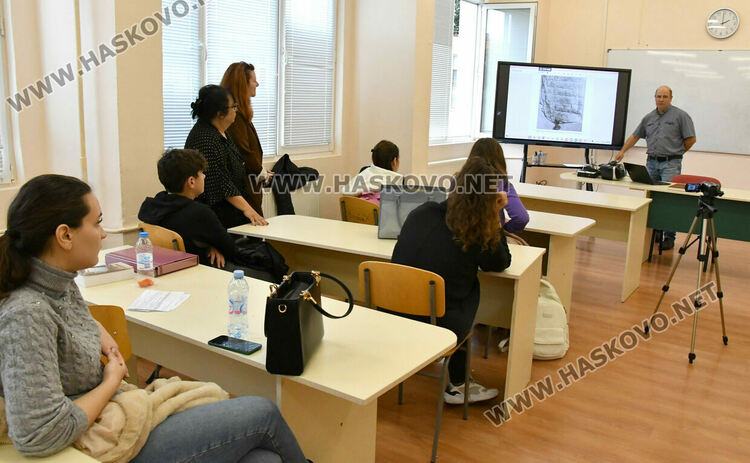 Доц. Иван Илиев изнесе лекция в Езиковата гимназия за развитието и значението на книгата през Средновековието