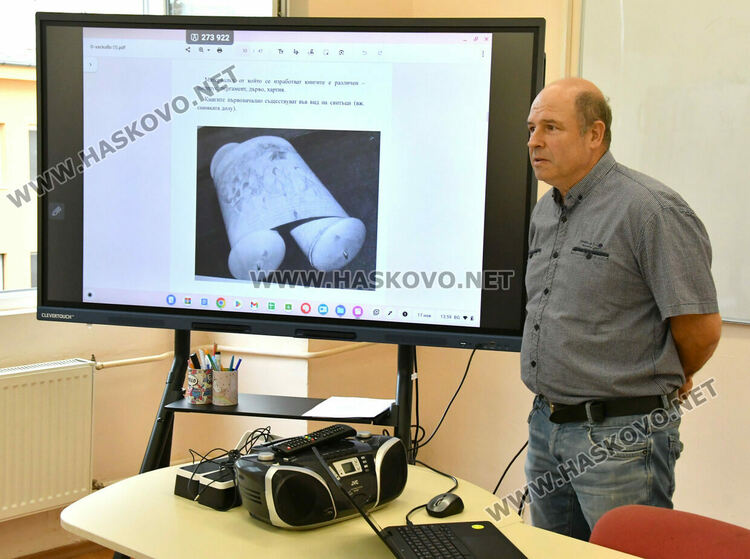 Доц. Иван Илиев изнесе лекция в Езиковата гимназия за развитието и значението на книгата през Средновековието