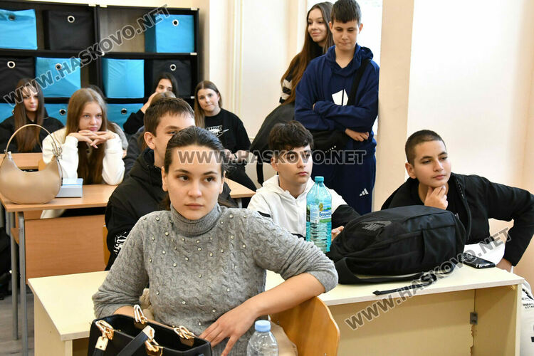 Доц. Иван Илиев изнесе лекция в Езиковата гимназия за развитието и значението на книгата през Средновековието