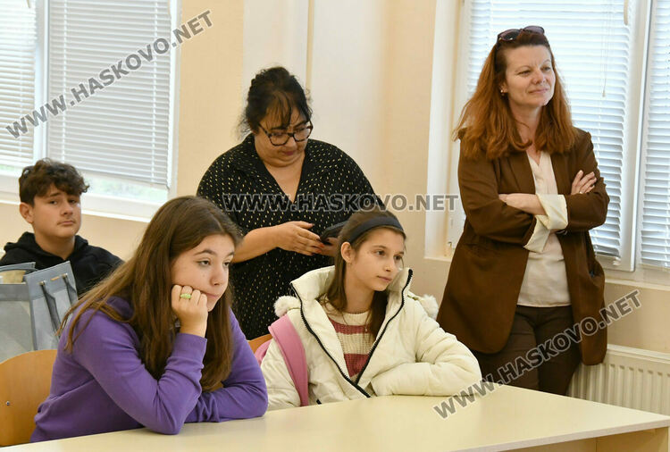 Доц. Иван Илиев изнесе лекция в Езиковата гимназия за развитието и значението на книгата през Средновековието