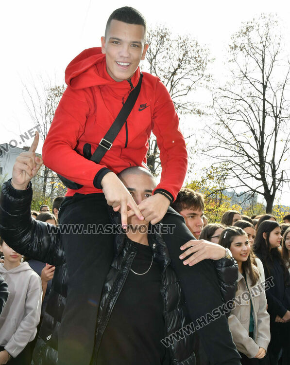 Мартин Бъчваров и Хелена Стойкова са новите принц и принцеса на Езиковата гимназия