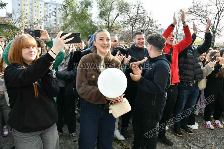 Мартин Бъчваров и Хелена Стойкова са новите принц и принцеса на Езиковата гимназия