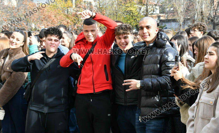 Мартин Бъчваров и Хелена Стойкова са новите принц и принцеса на Езиковата гимназия